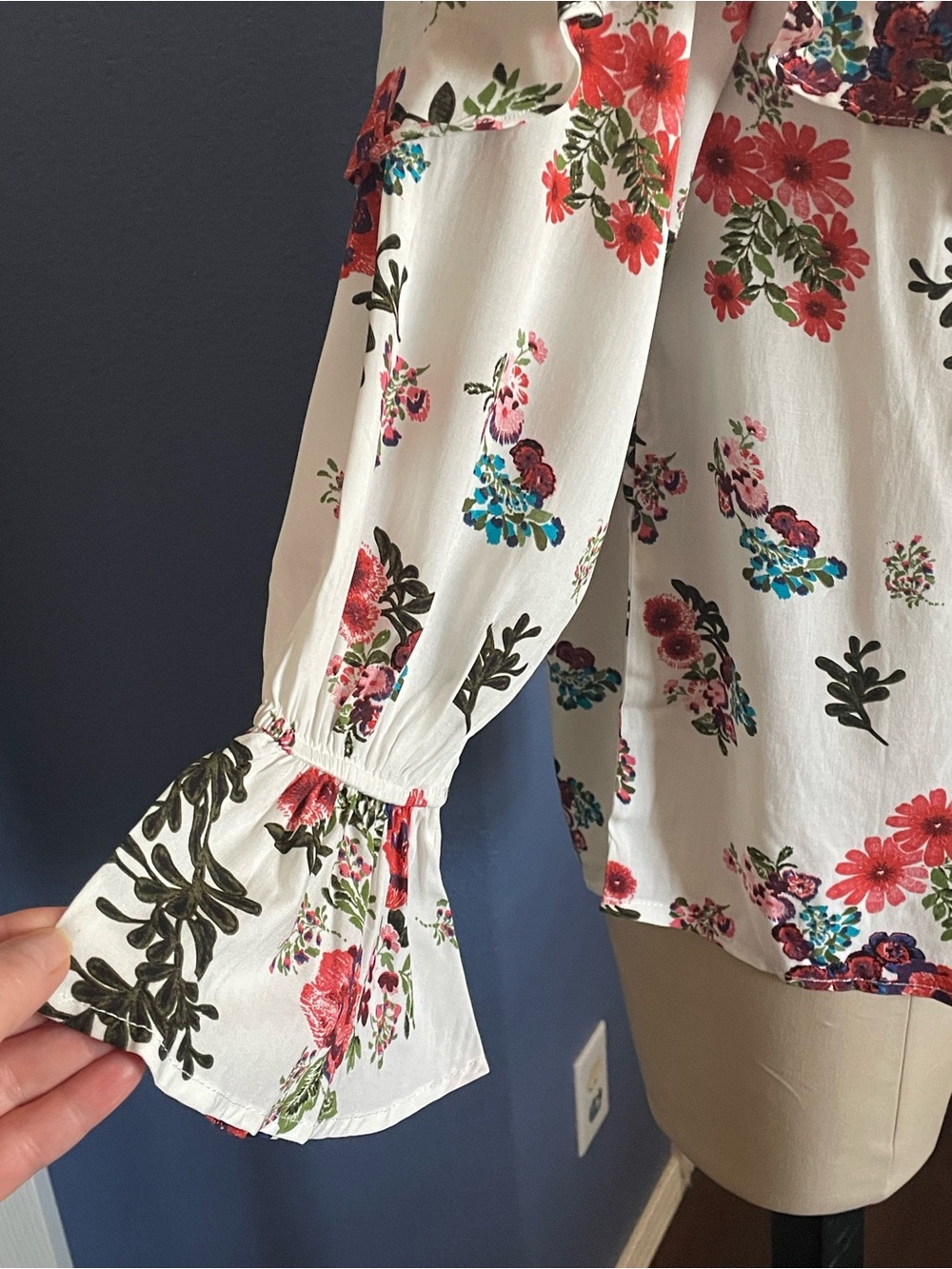 Floral Off-the-shoulder Top - Picture 7 of 13